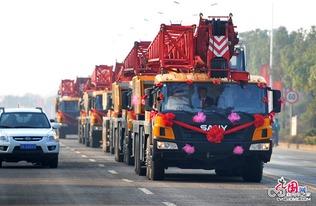 成人奔驰玩具吊车视频,迷你版工程奇迹再现