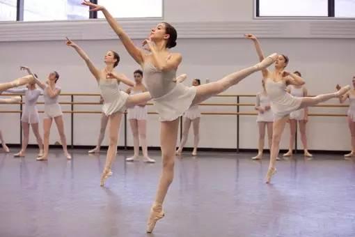 舞蹈成人简单集体视频,轻松入门成人集体舞蹈教程