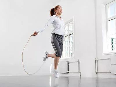 成人冬天跳绳视频,跟随视频轻松塑形