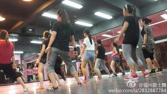 女生成人跳舞视频