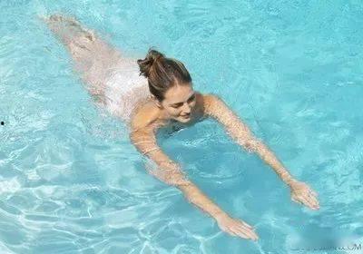 成人游泳结业教学视频,轻松掌握水上技巧