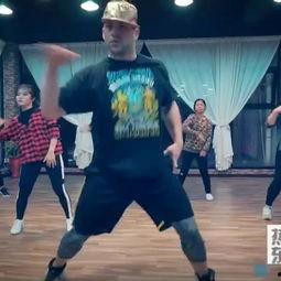 少儿给成人伴舞视频,少儿与成人共舞的温馨瞬间