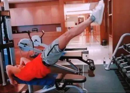 成人半身自动伸缩视频